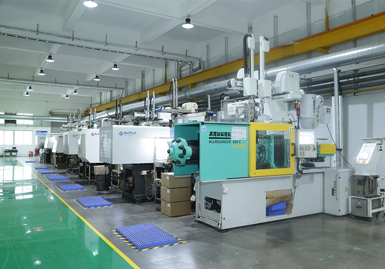 Injection molding machine machine on the first floor of forwa